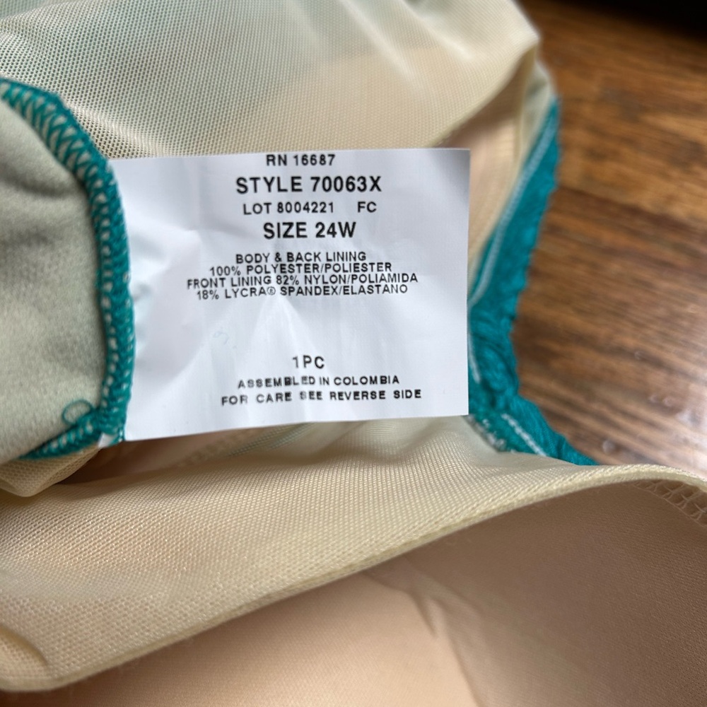 Jade green one piece swimsuit size 24W ocean cruise quality pool party lake - Picture 10 of 13